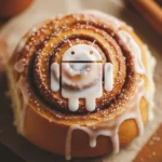 Логотип Android 17 Cinnamon Bun на фоні десерту