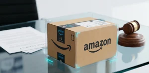 Коробка доставки Amazon на скляному столі поруч із суддівським молотком як символ колективного позову
