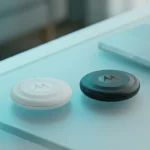 Bluetooth-трекер Moto Tag 2 у двох кольорах на фоні сучасного смартфона