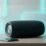 Бездротова Bluetooth-колонка на робочому столі з елементами графічного інтерфейсу