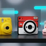 Три фотоапарати Polaroid у стилі Покемонів на темному столі