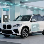 Водневий кросовер BMW iX5 біля станції заправки воднем під тиском 700 бар